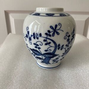 ViennaWoods Blue Onion 5” Vase Floral Glossy Seymour Mann Fine China Japan